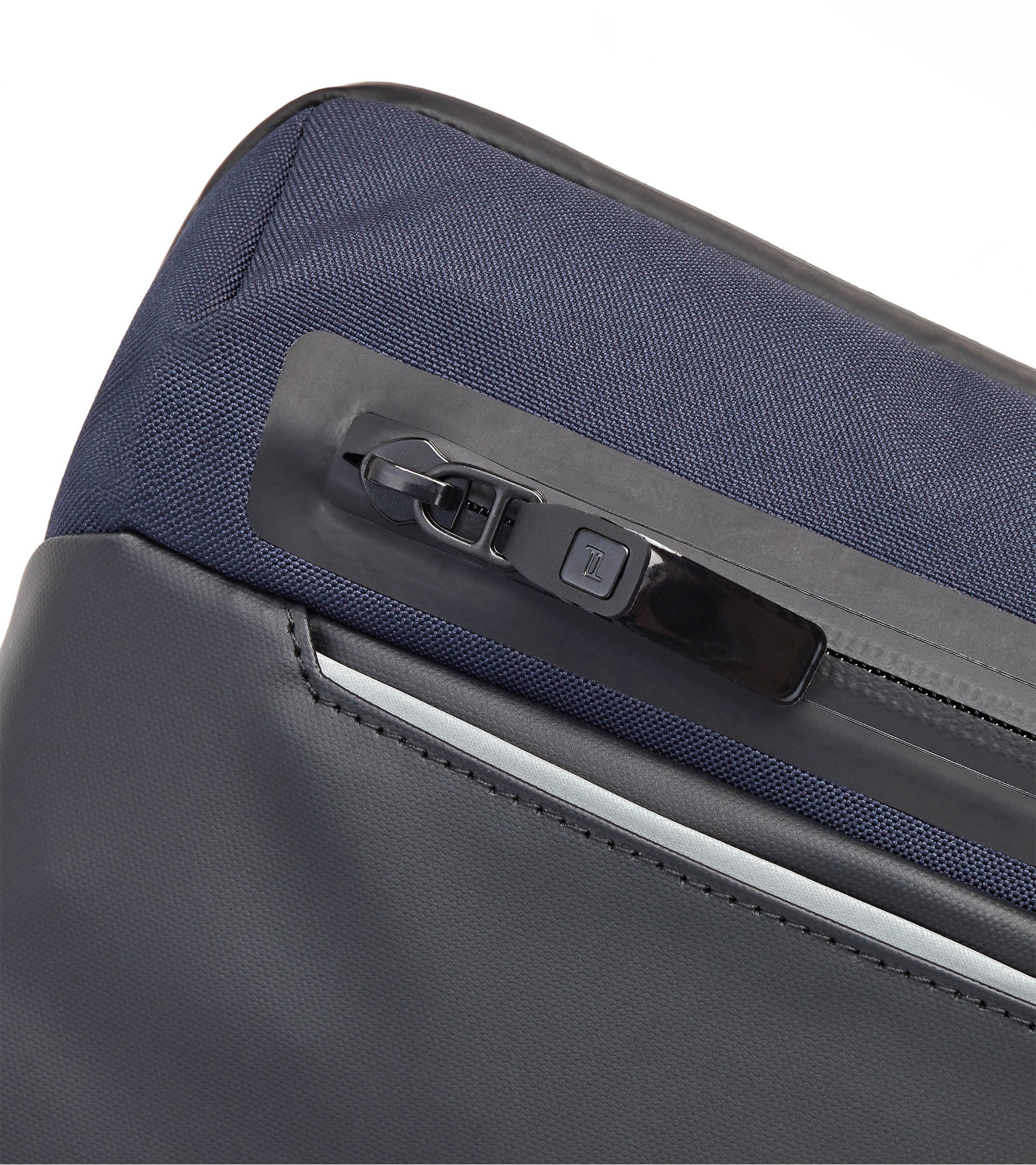 PORSCHE DESIGN Urban Eco Washbag L - Image 12